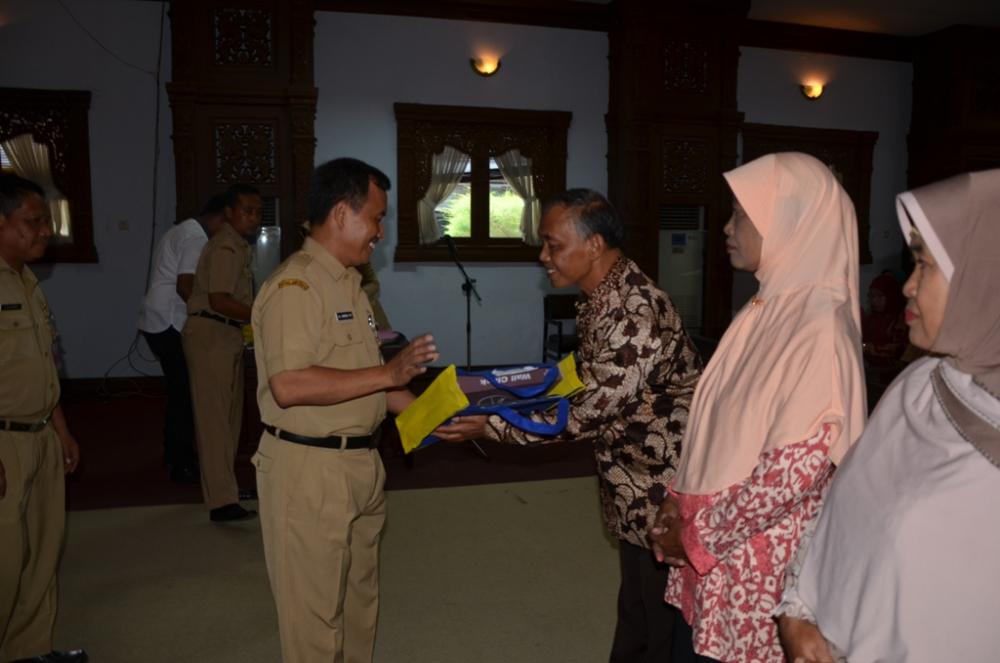 KORPRI Berikan Tali Asih PNS Purna Tugas dan Beasiswa Bagi Pelajar