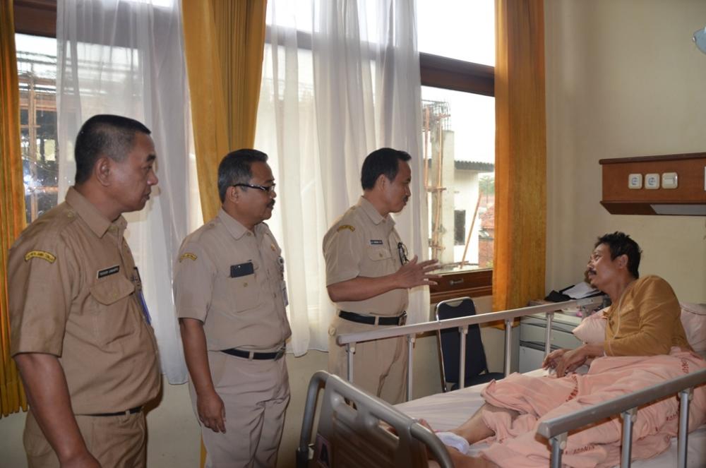 Sekda Nasikhin Jenguk Keluarga Korban Kecelakaan Lalu Lintas