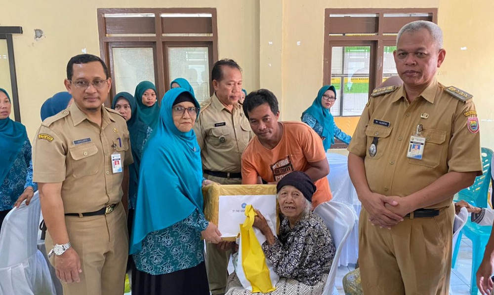 HUT Ke-60 Pemkab Batang, Dinsos Salurkan Bansos