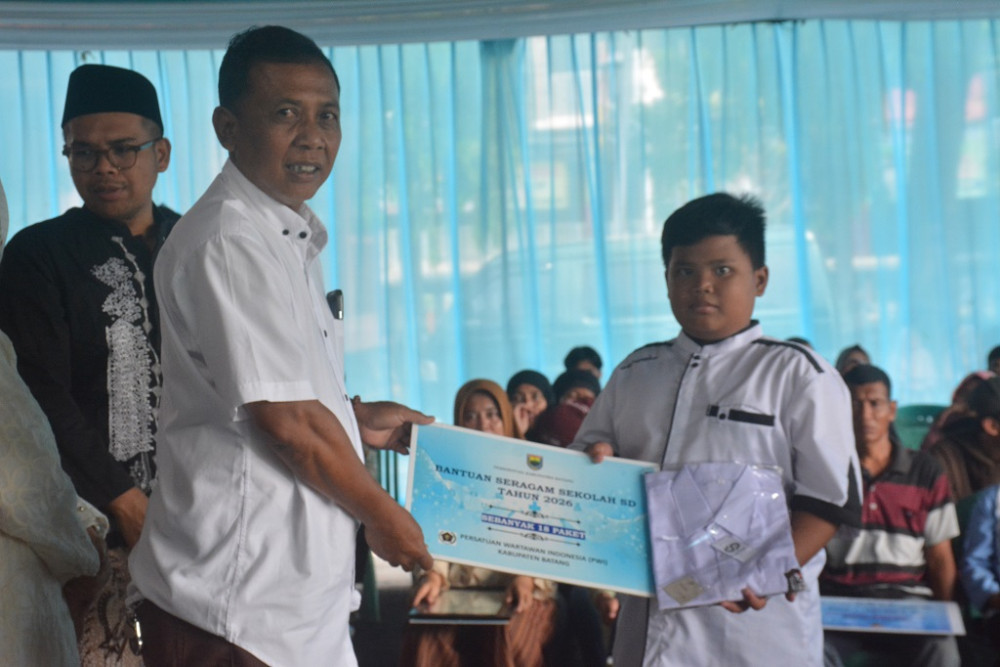 PWI dan BPI Batang Salurkan Bantuan Seragam Sekolah