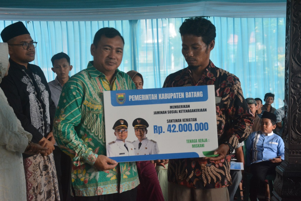 BPJS Ketenagakerjaan Batang Serahkan Santunan JKM bagi Pekerja Rentan