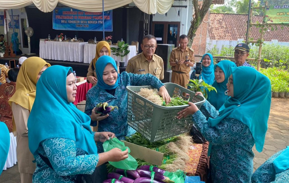 Ketua PKK Batang Monitoring 10 Program Pokok PKK di Desa Sidorejo