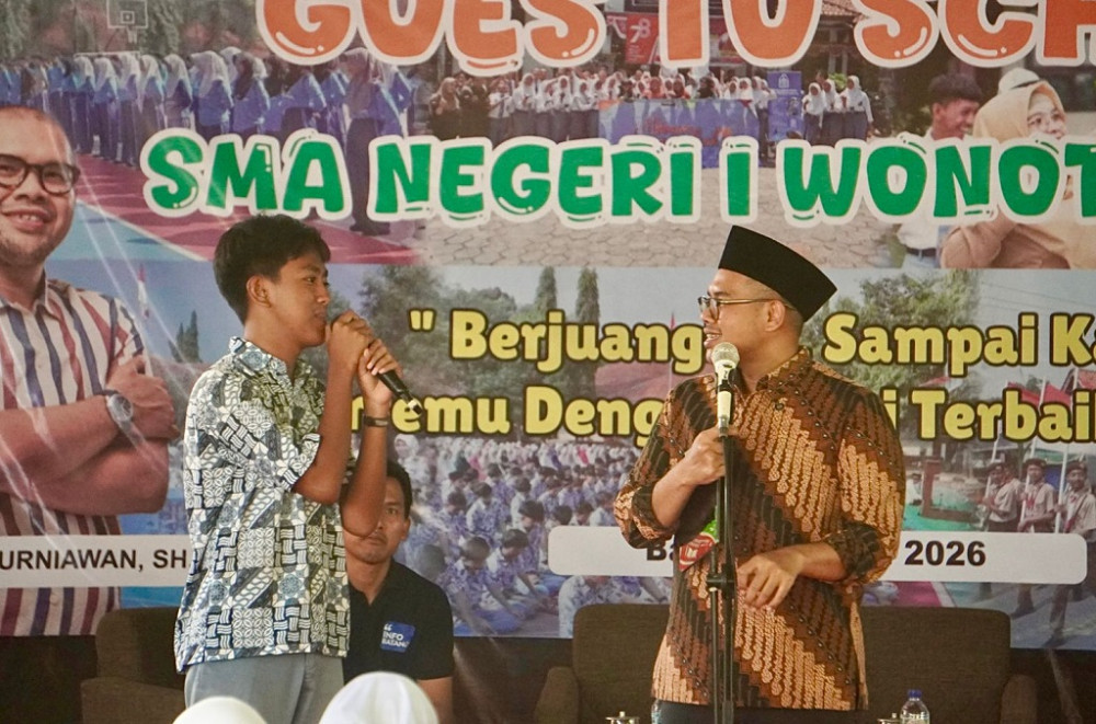 Bupati Batang Berikan Hadiah Dua Siswa Berprestasi Pelajar SMAN 1 Wonotunggal