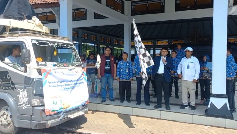 Salurkan Bantuan Pangan, Upaya Pemkab Batang Entaskan Kemiskinan