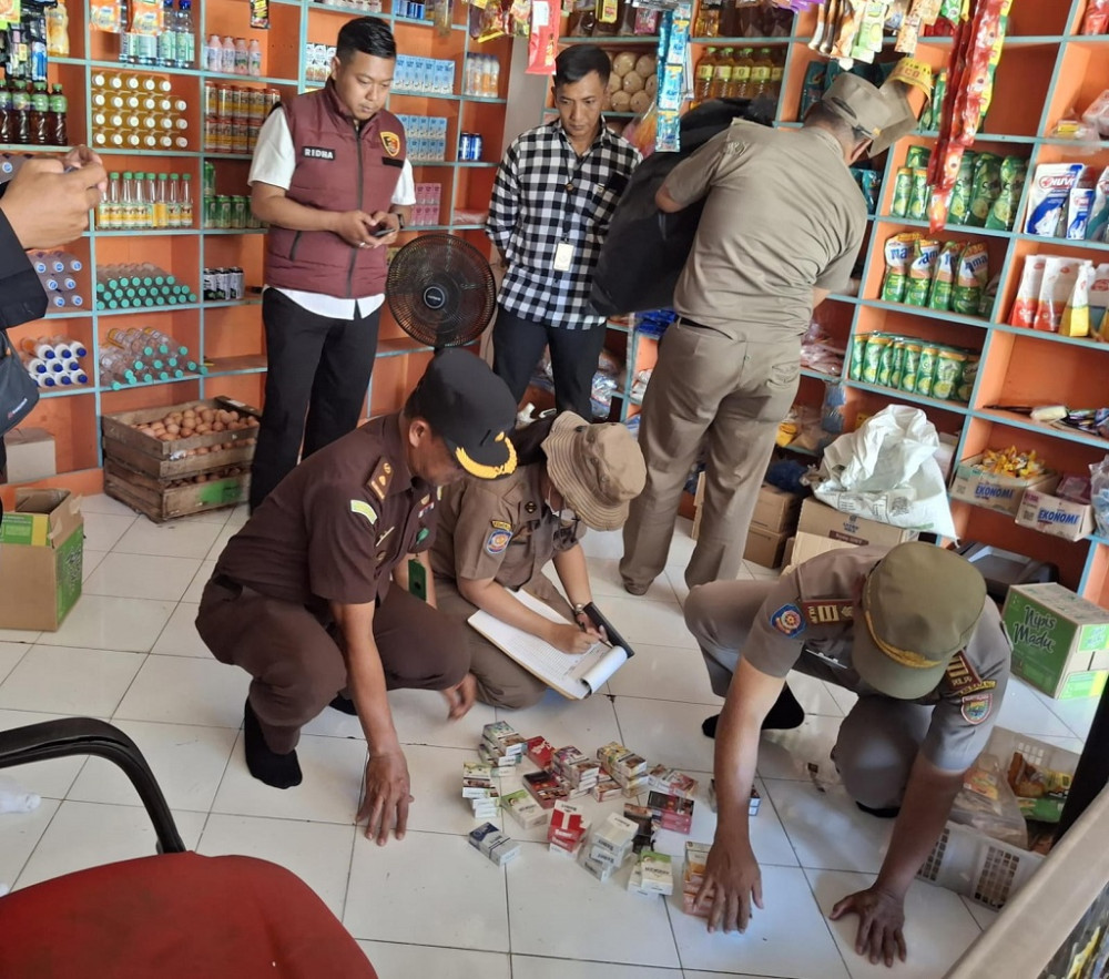 Satpol PP Batang Bareng Tim Gabungan Sita 11 Ribu Batang Rokok Polos