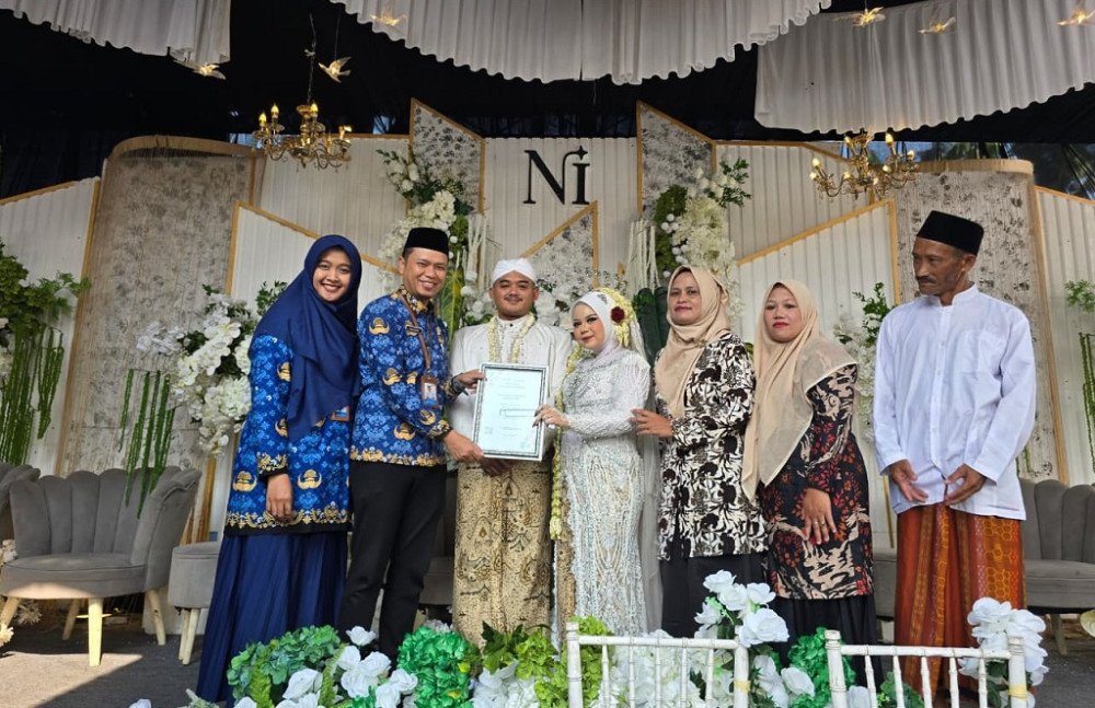 DP3AP2KB Batang Serahkan Sertifikat Elsimil kepada Calon Pengantin, Upaya Cegah Stunting Sejak Dini