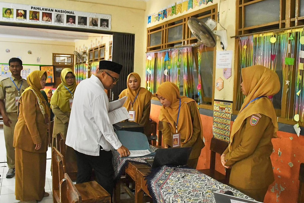 Tak Ingin Ada Kendala, Bupati Batang Tinjau Langsung Proses Pendaftaran SPMB