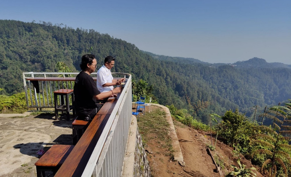 Lereng Gunung Batang, Sedawung Sajikan Kopi Lokal dengan Panorama Hutan Pinus