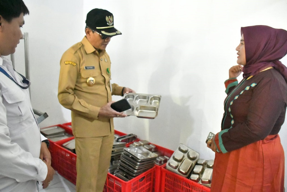 Demi Generasi Emas, Wabup Batang Tinjau Dapur MBG