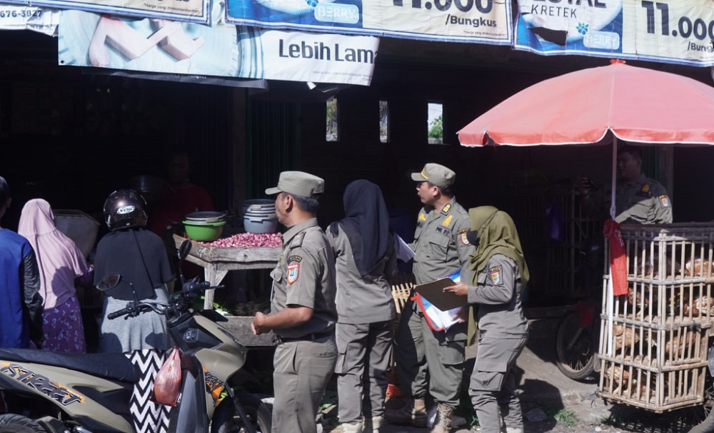 Setelah Terbit SP3, PKL Jalan Pattimura Batang Mulai Bongkar Lapak Secara Mandiri