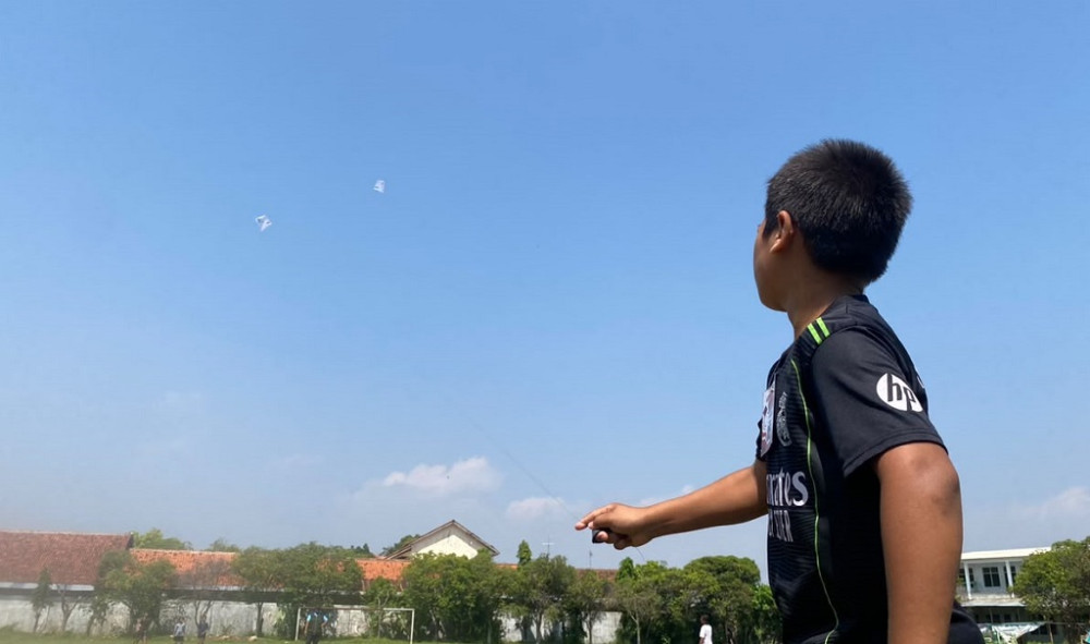 Lomba Duel Layang-layang Meriahkan HUT Ke-81 RI di Batang