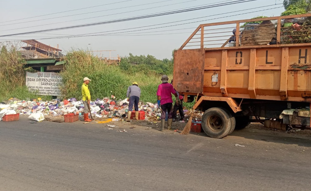 DLH Batang Kerahkan 7 Armada Bersihkan Sampah