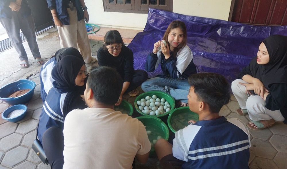 Mahasiswa KKN Undip Kembangkan Dashboard UMKM Telur Asin Kedungsegog