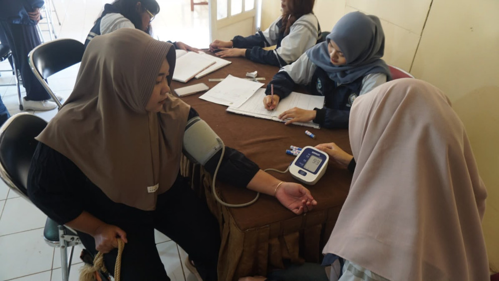 Di Balik Kegiatan Posyandu, Mahasiswa KKN Undip Hadirkan Dashboard Monitoring di Desa Kedungsegog