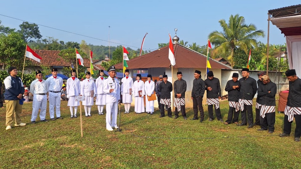 Tunjukkan Nasionalisme, 10 Mahasiswa KKN Undip Kibarkan Sang Merah Putih