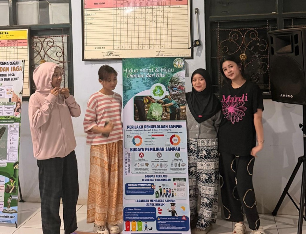 Tingkatkan Kesadaran Warga, Mahasiswa KKN Undip Olah Data Survei Sampah Menjadi Banner Edukasi