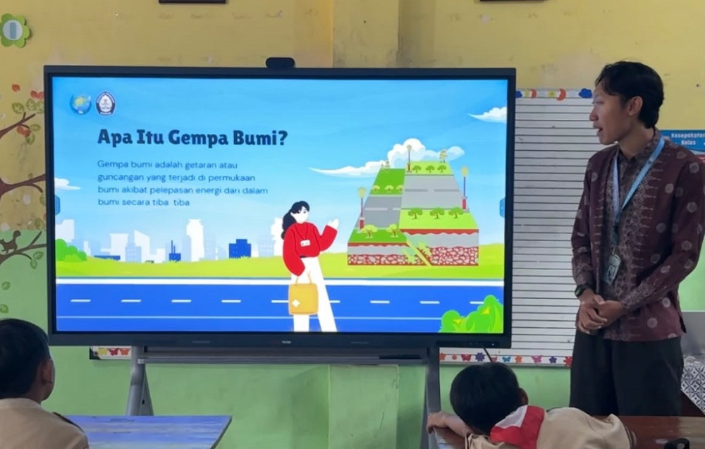 Mahasiswa KKN Undip Lakukan Simulasi Evakuasi Bencana Gempa Bumi
