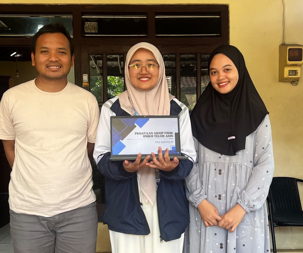Edukasi Penataan Arsip Fisik Bagi BUMDes Telur Asin Desa Kedungsegog