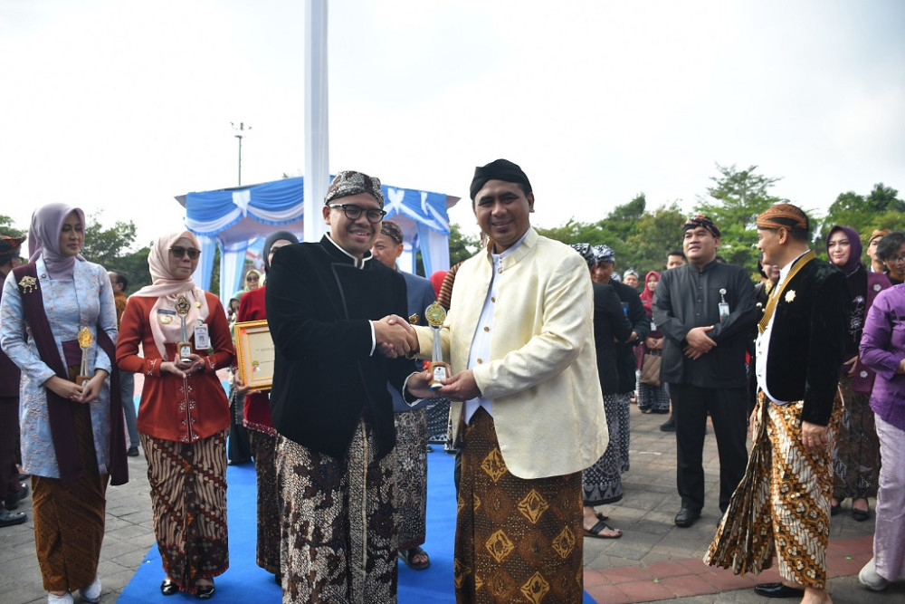 Langkah Nyata Manfaatkan Data, Bupati Batang M Faiz Kurniawan Sabet Penghargaan IDSD Jateng