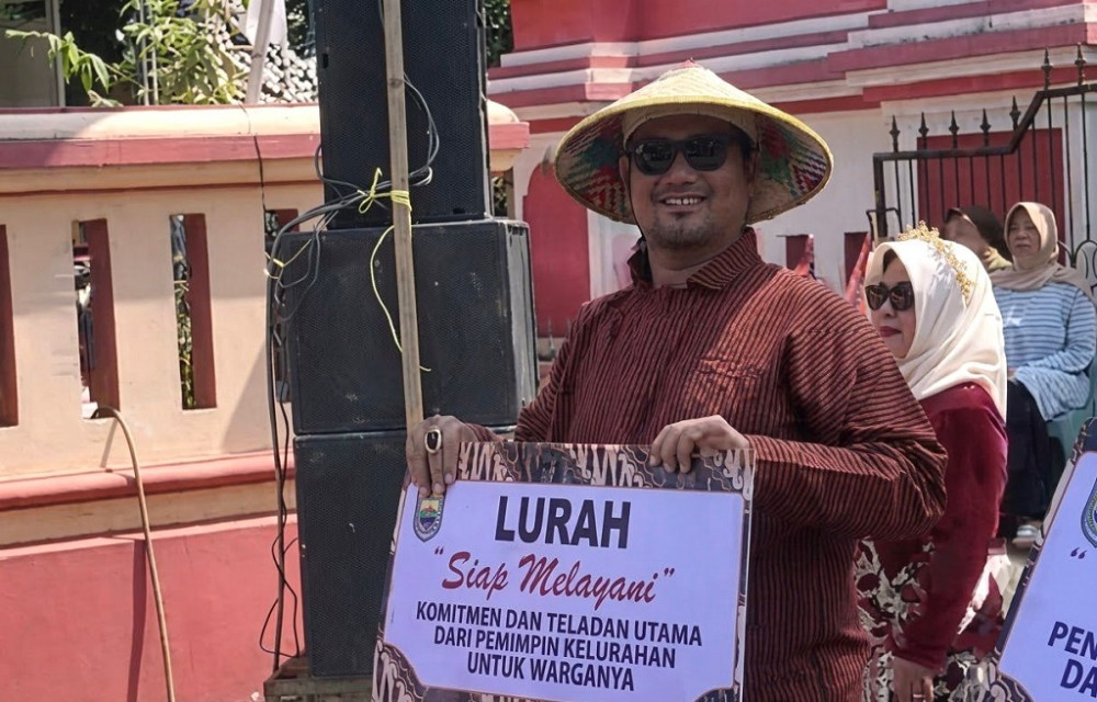 Lurah Proyo Selatan Jalan Kaki di Karnaval, Ingin Merasakan yang Dirasakan Warga