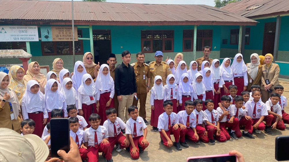 Meminta Maaf, Wapres Gibran Temui Orang Tua Korban Keracunan MBG di Batang