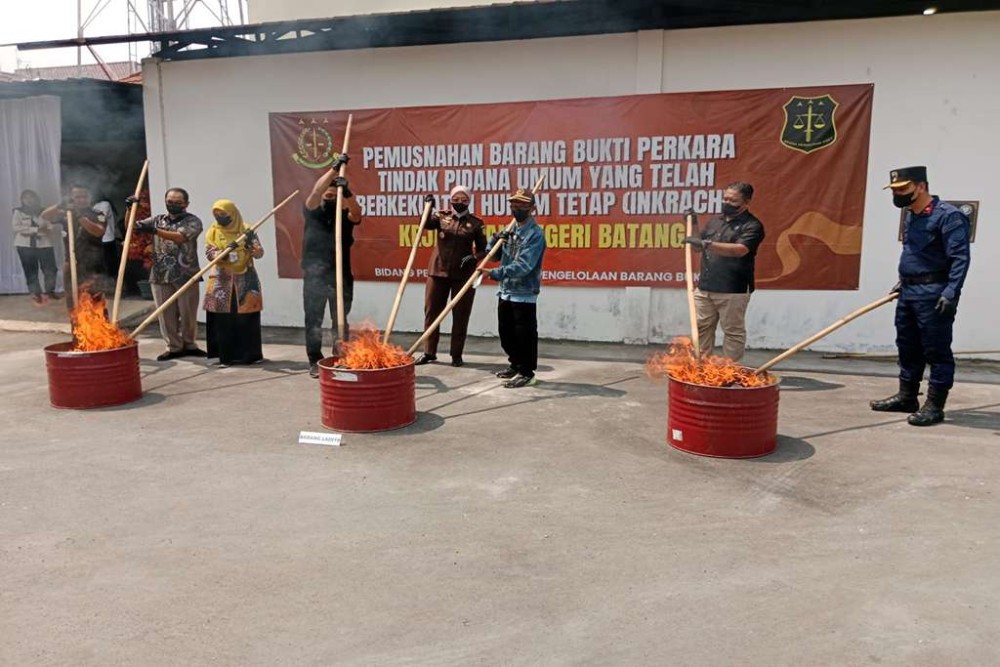 Kejari Batang Musnahkan 557 Barang Bukti Kejahatan, Kasus Narkoba dan Senjata Tajam