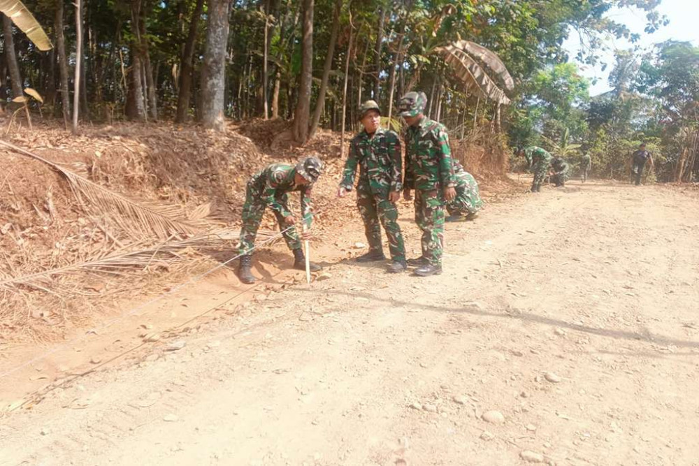 Awali Pengerjaan Jalan, Satgas TMMD Mulai Pasang Patok Batas Jalan Desa Sembung