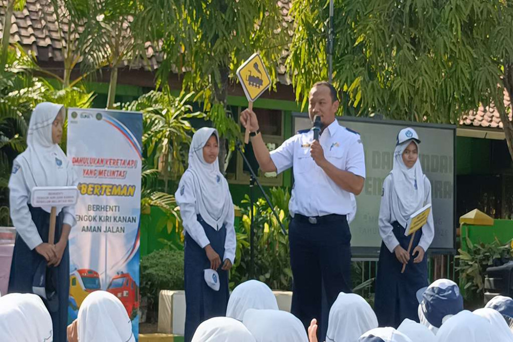 Cegah Laka Perlintasan Kereta Api, Pelajar Batang Diedukasi Cara Aman Melintas