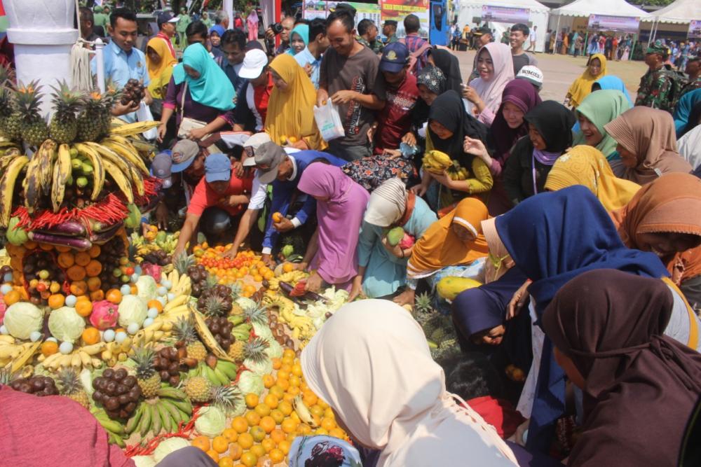 Ribuan Masyarakat Batang Antusias Sambut Bakti Sosial Kodam IV