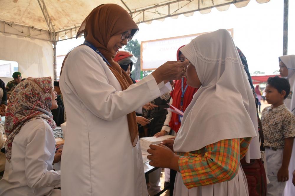 Dinkes Batang Ikut Bagikan Kacamata Gratis Bagi Anak