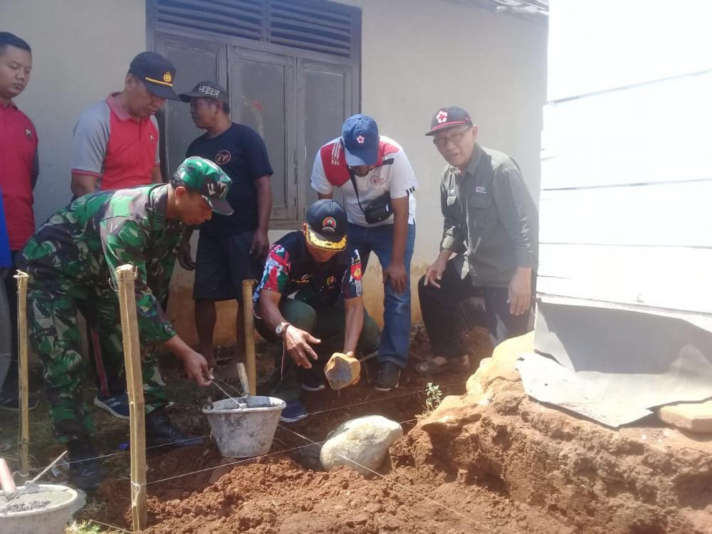 Sukseskan RTLH, PMI Batang Lakukan Bedah Rumah