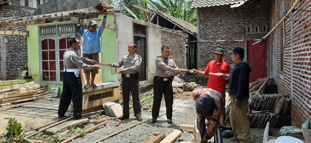 Bedah Rumah Buat Warga Lebo Batang Sumringah