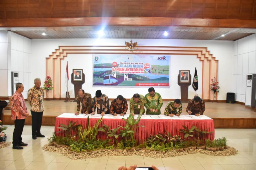 Bangun Generasi Anti Korupsi, Bupati Batang Teken MoU Dengan KPK 