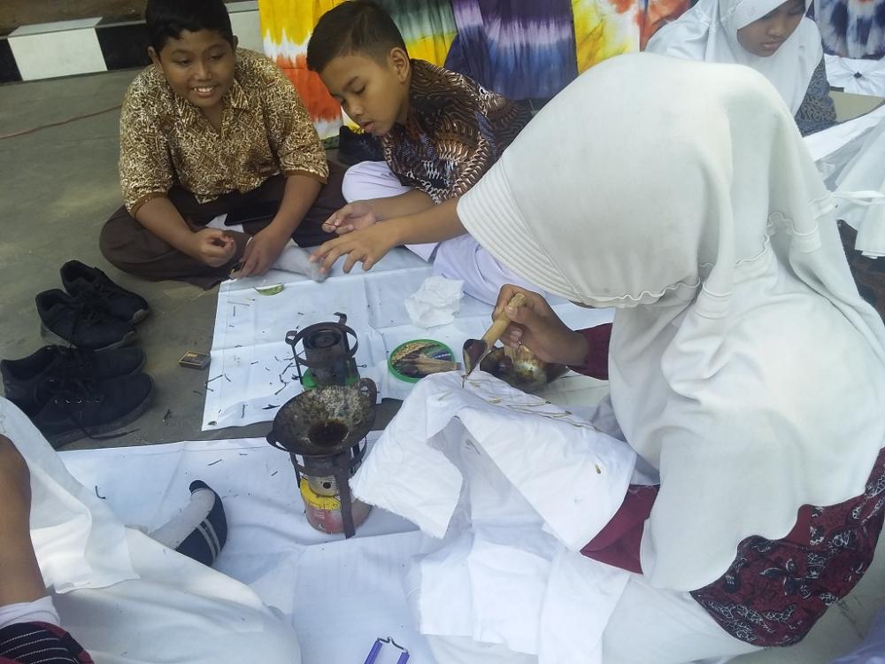 Kaum Milenial Ikut Rayakan Hari Batik Nasional di Batang