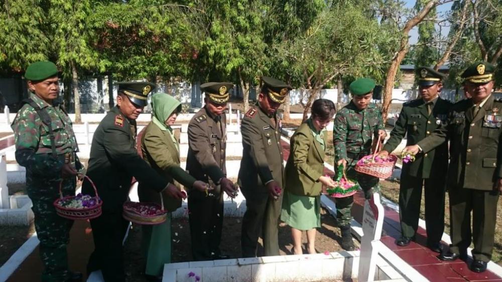 Peringati HUT TNI Ke-74, Kodim 0736/Batang Ziarah Makam Pahlawan