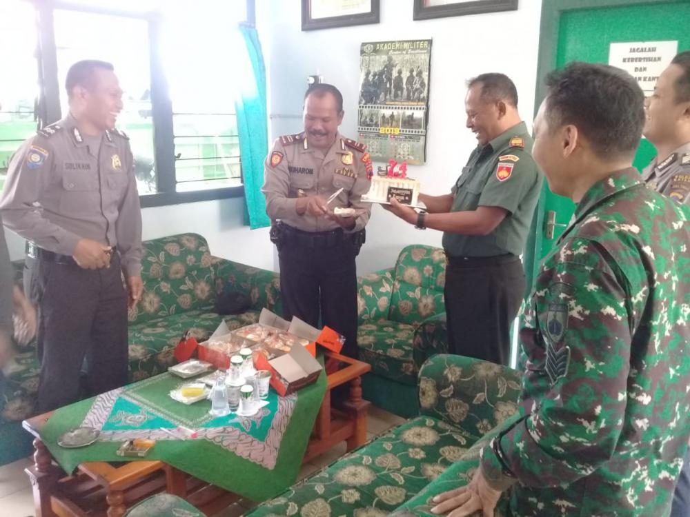 HUT TNI Ke-74, Kapolsek Beserta Anggotanya Beri Kejutan Makoramil 04/Bawang