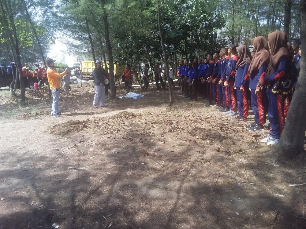 Bebaskan Pantai Kita Dari Tumpukan Sampah