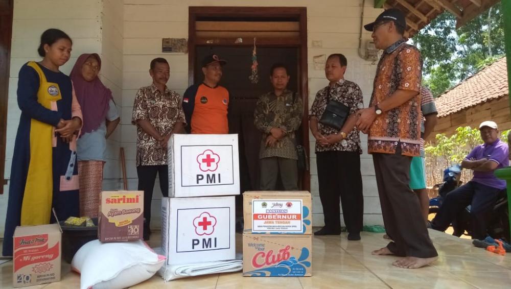 Rumah Ambruk, PMI Batang Berikan Bantuan