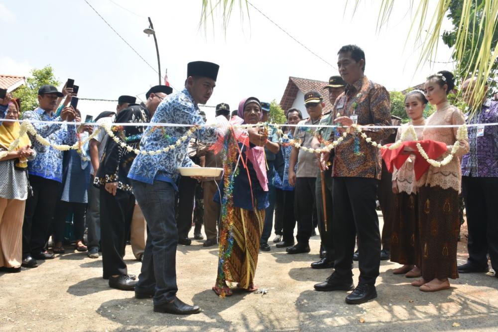 Mbah Ruriah Bersama Wakil Bupati Batang Resmikan Jalan Hasil TMMD