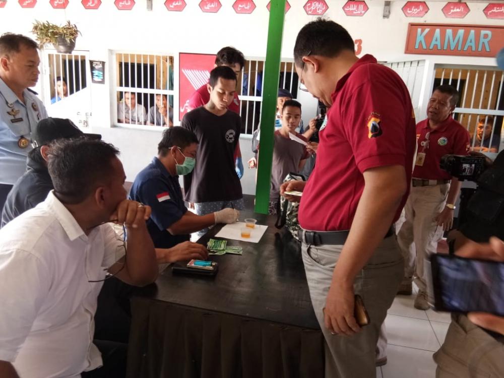 Ditresnarkoba Polda Jateng Razia Warga Binaan Rutan Rowobelang Batang