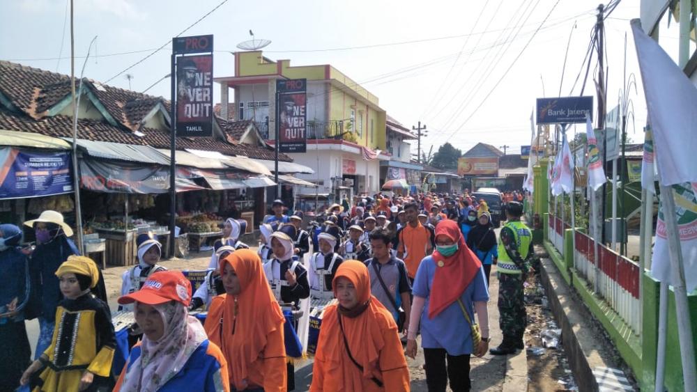Sinergi TNI-Polri Amankan Jalan Santai HGN dan HUT PGRI Ke 74 di Batang