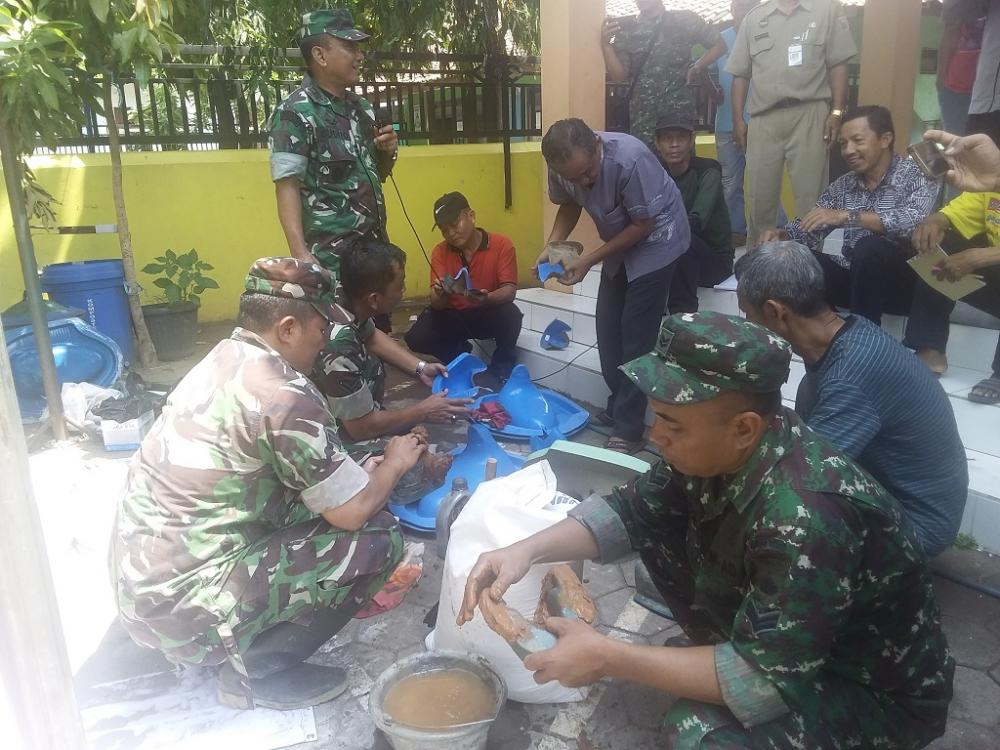 Sukses Berikan Pelatihan Pembuatan Jamban, Danramil Subah Rambah Kecamatan Lain