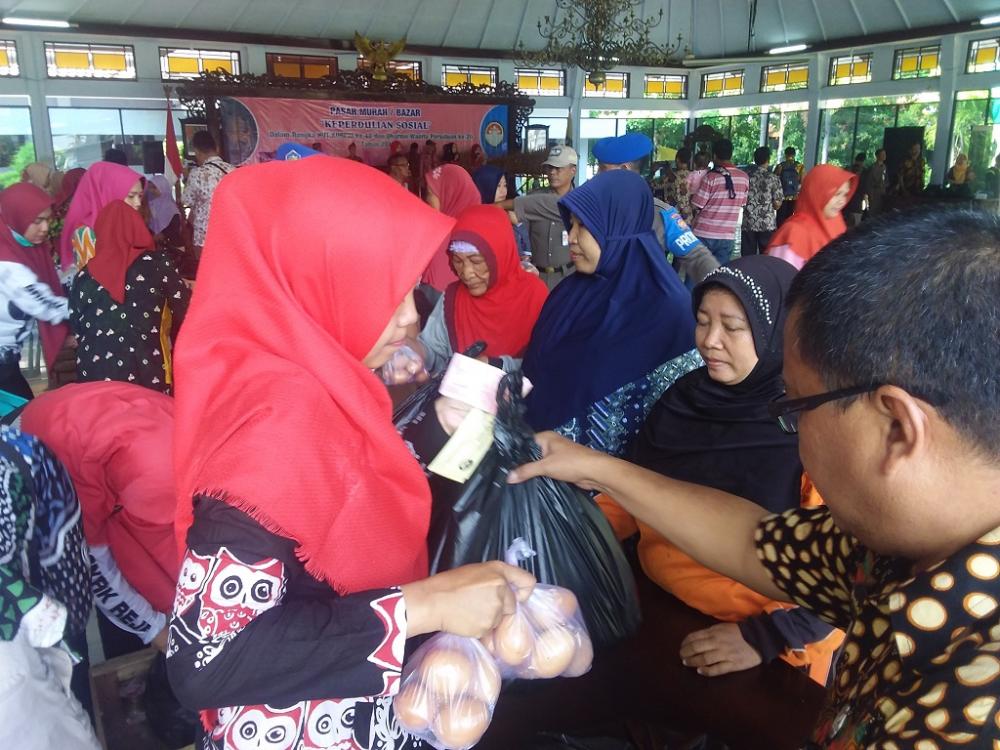 Bazar Murah di Batang Meriahkan HUT Dharma Wanita dan Korpri