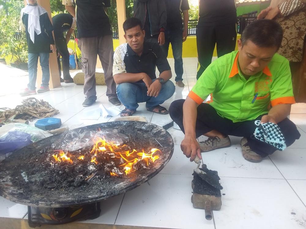 Paving Block Berbahan Plastik Solusi Penumpukan Sampah