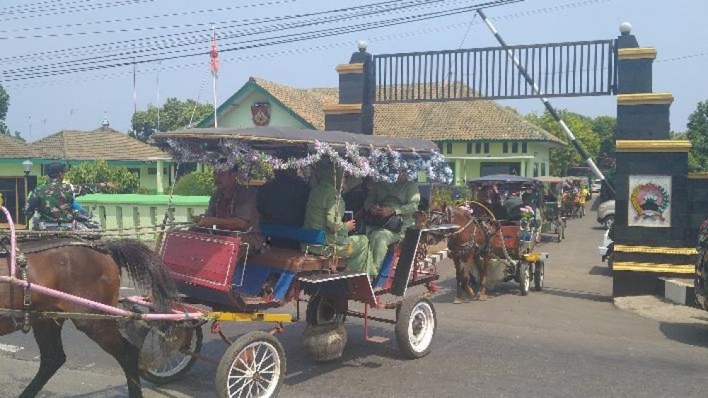 Purnatugas, Sejumlah Anggota Kodim 0736/Batang Diarak Dengan Andong