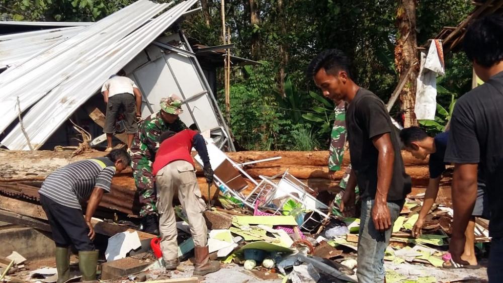 Koramil Banyuputih Bersihan Pohon Tumbang, Pasca Puting Beliung