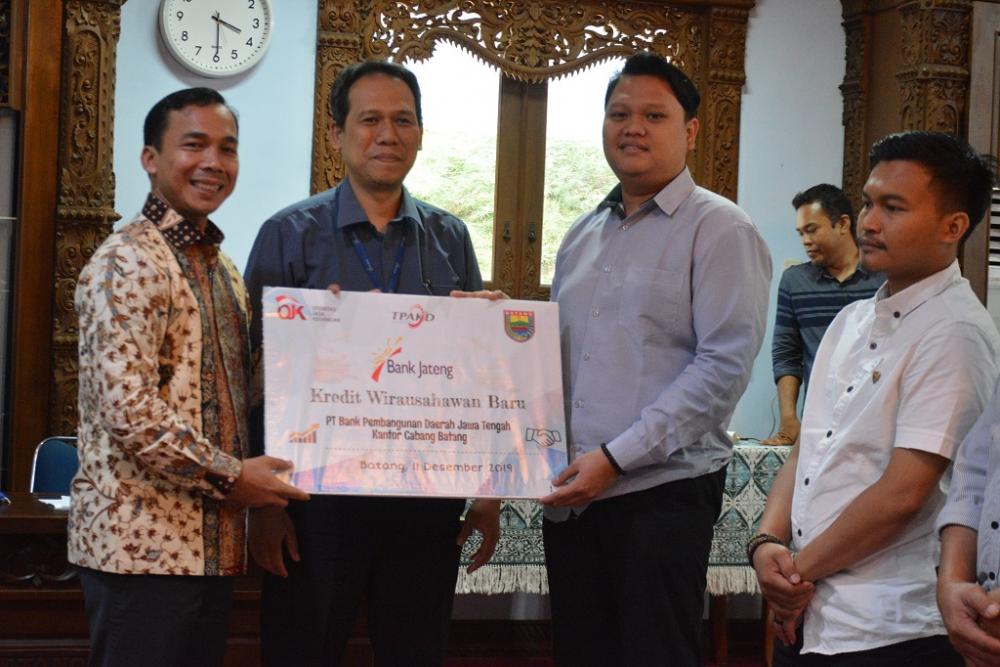 Bupati Batang Berikan  Puluhan Wirausahawan Bantuan Modal