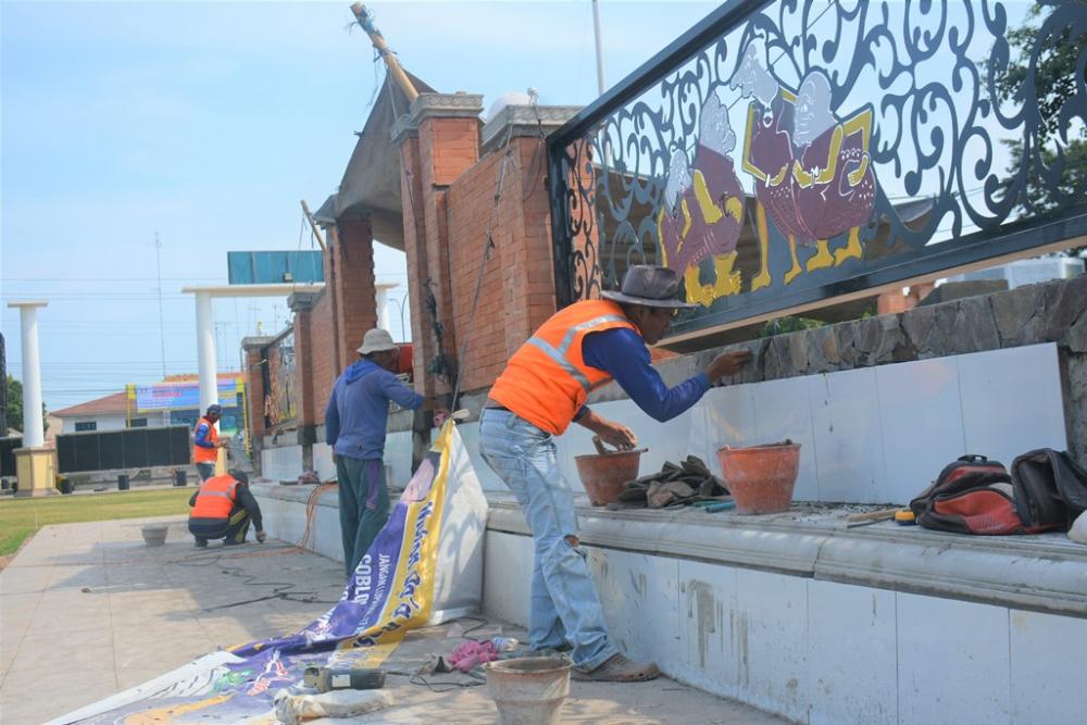 BANGUN PAGAR DENGAN ORNAMEN WAYANG