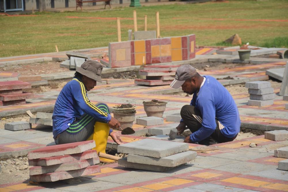 PASANG PAVING ALUN-ALUN BATANG