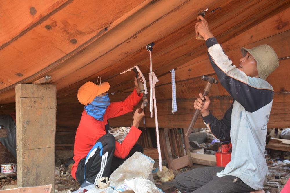 MASUKAN KAIN DIANTARA KAYU KAPAL